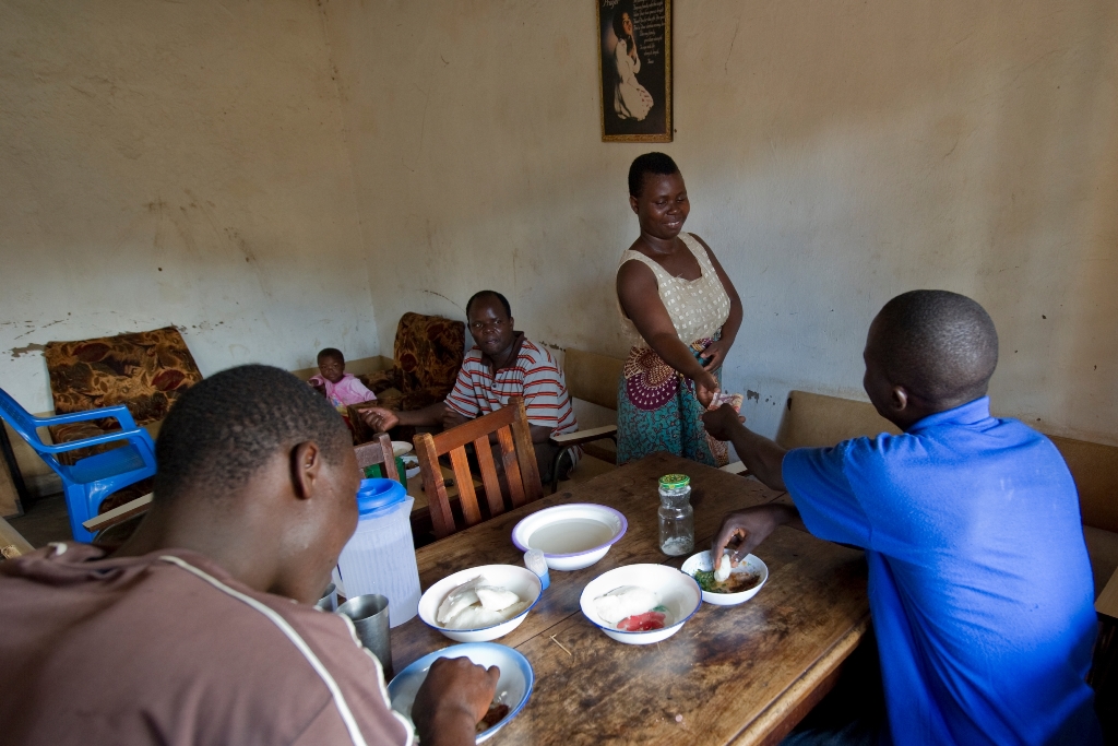 A small-business owner can be seen serving patrons in her restaurant in Nkhoma, Malawi. (© Bill & Melinda Gates Foundation/Barbara Kinney)