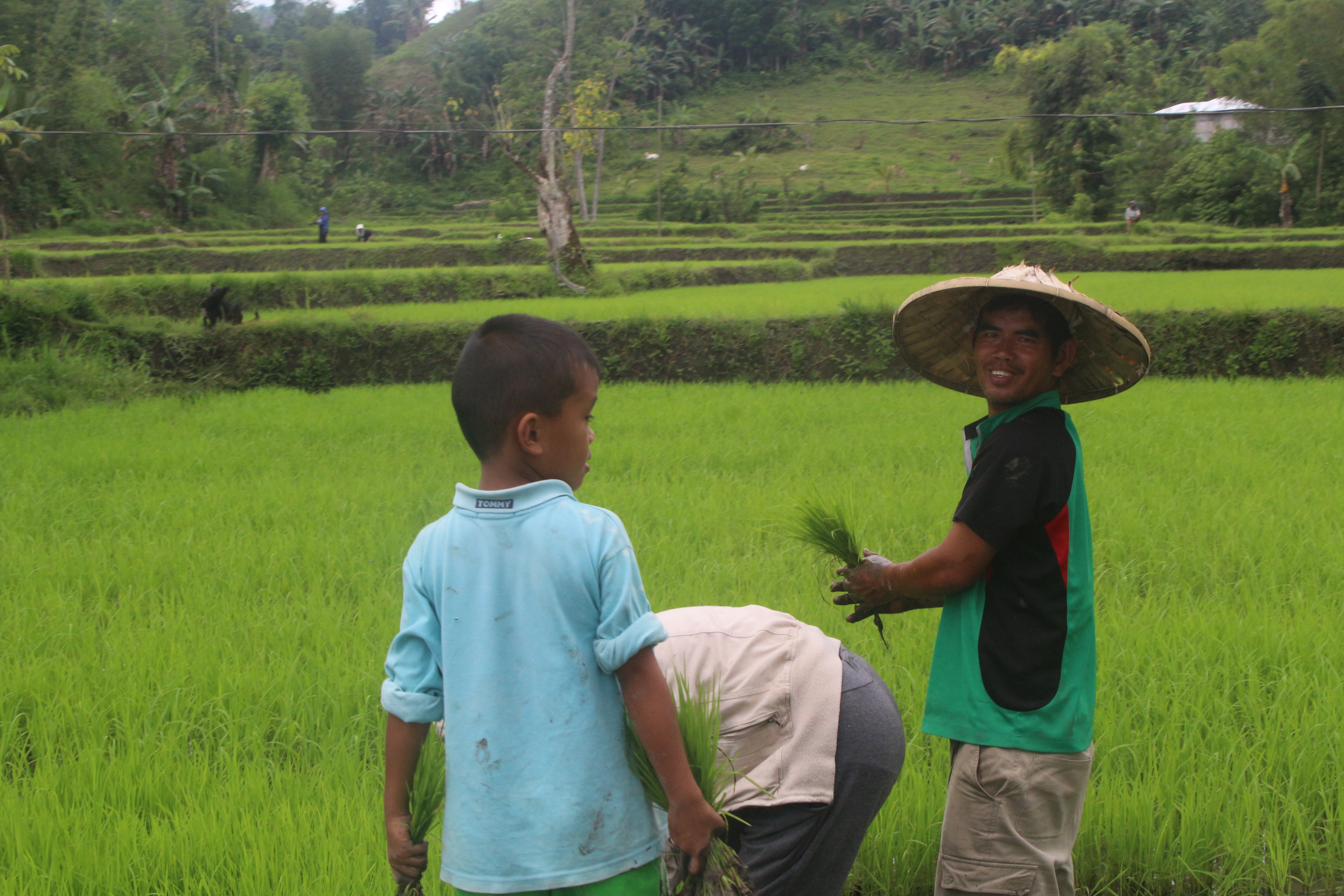A farming family in the Philippines © IPA Philippines