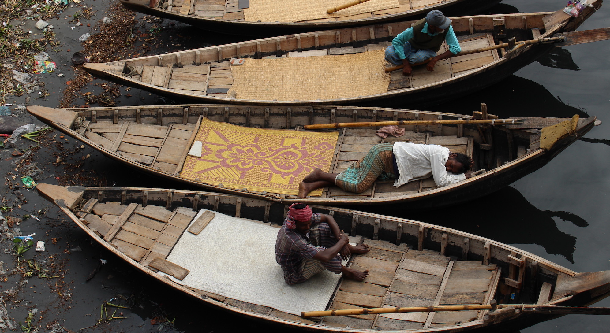 Travailleurs reposant sur des bateaux au Bangladesh