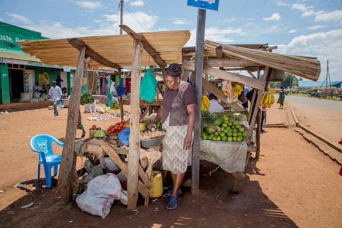 Une femme s'occupe de l'étal de marché qu'elle possède au Kenya